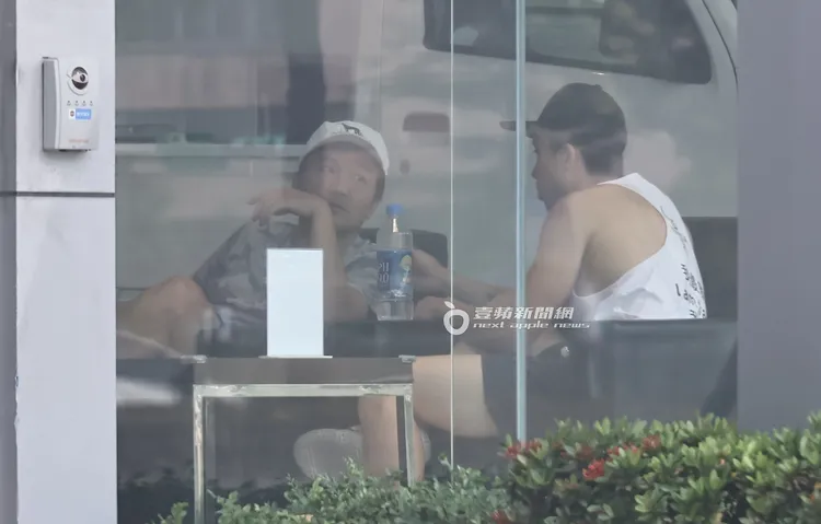 孫鵬（左）耐心聽兒子孫安佐說話。特勤中心攝