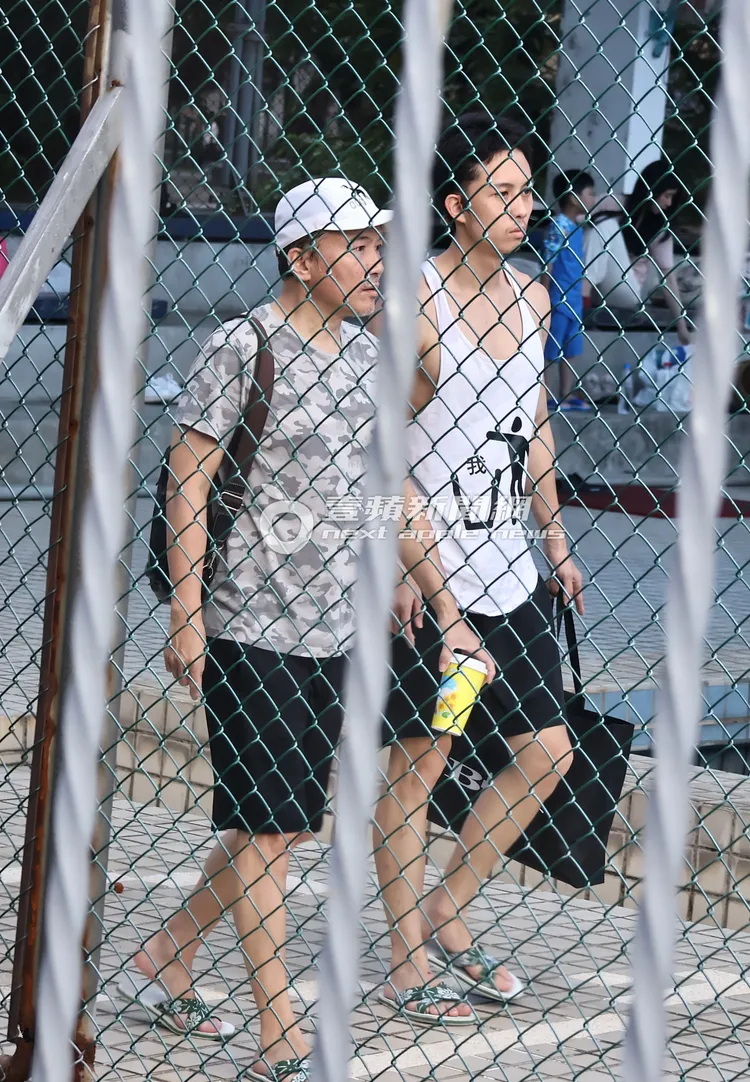 孫鵬（左）和孫安佐換好衣服離開游泳池。特勤中心攝