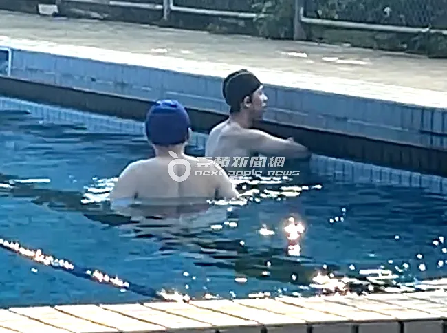 孫安佐可能因一下水就一陣猛游，他停在泳池邊放空，孫鵬上前關心。特勤中心攝