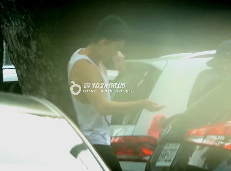 孫安佐一路上看著自己的手。特勤中心攝