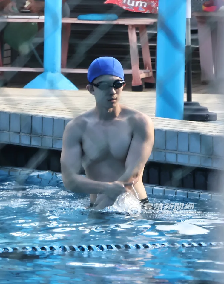 孫安佐健身有成的身材一覽無遺。特勤中心攝