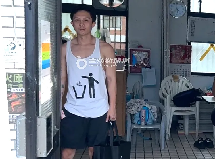 孫安佐偶爾有如靈魂出竅，站在原地不動。特勤中心攝