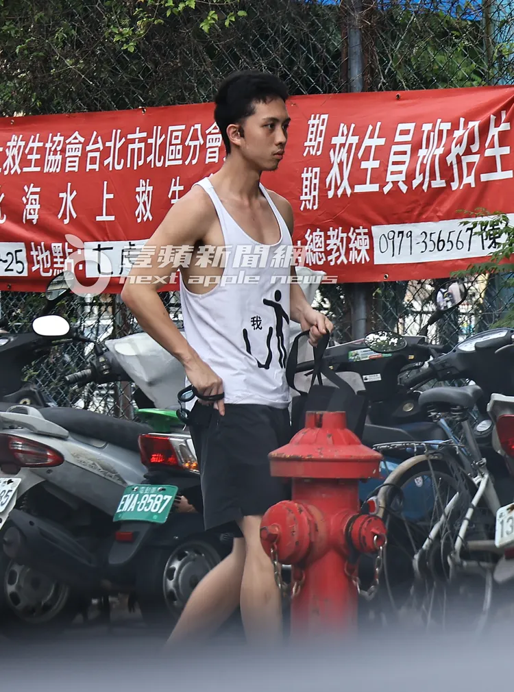 孫安佐走去戶外游泳池。特勤中心攝