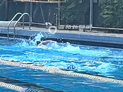 孫安佐自由式游得飛快，水花四濺。特勤中心攝