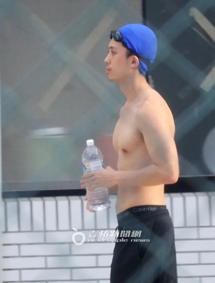 孫安佐拿礦泉水喝。特勤中心攝