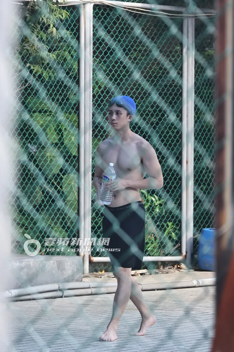 孫安佐拿一瓶礦泉水走來走去。特勤中心攝