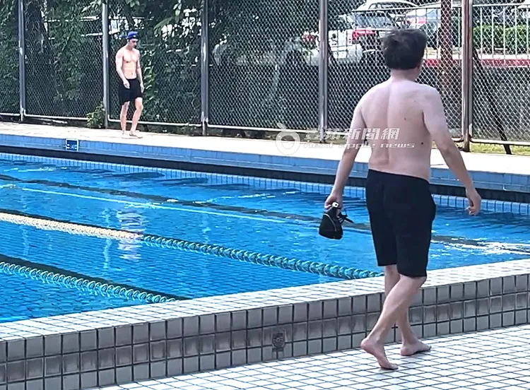 孫鵬陪孫安佐游泳。特勤中心攝