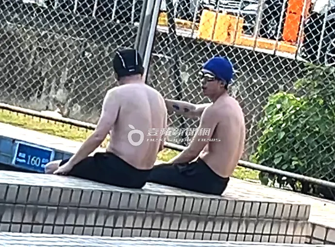 孫安佐（右）聊天時露出手臂刺青。特勤中心攝