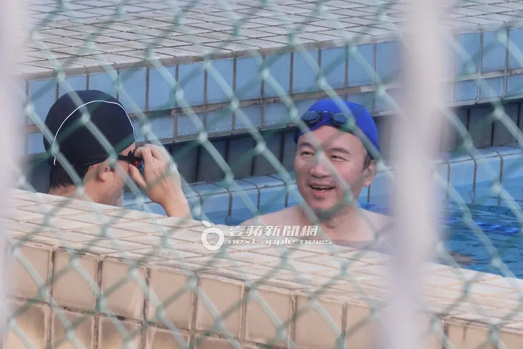 孫鵬（右）看孫安佐稍微有精神，露出放心的笑容。特勤中心攝