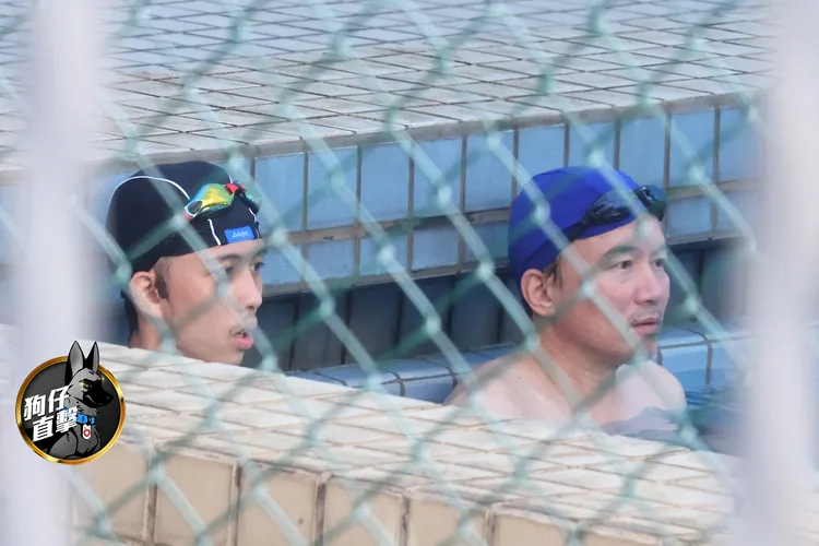 孫鵬（右）帶孫安佐到戶外泳池舒展筋骨。特勤中心攝