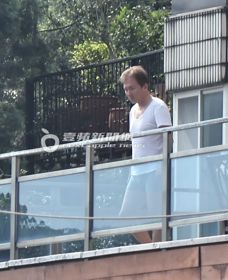 孫鵬發現家門前有可疑人士徘徊，穿著內衣內褲就衝出陽台查看。特勤中心攝