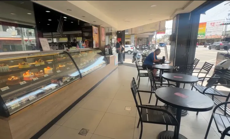 事發的地點在永康區大灣路這家咖啡連鎖店。民眾提供