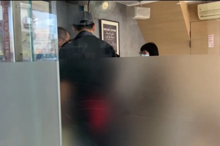 南市衛生局人員會同消保官上門稽查。民眾提供