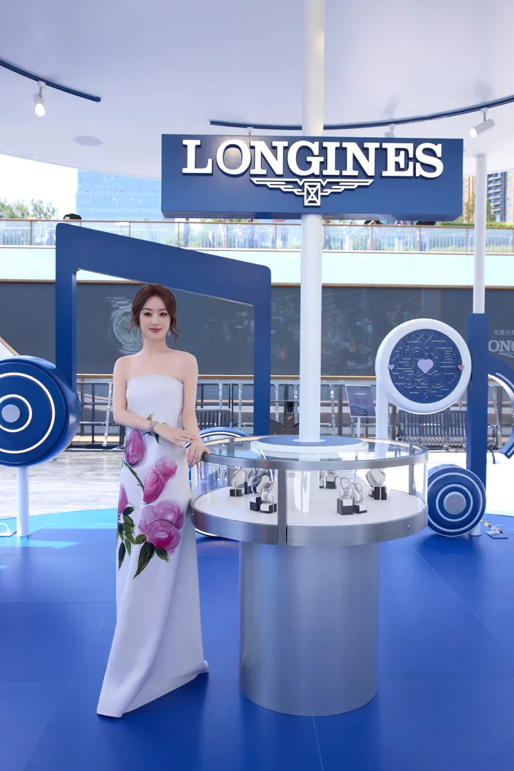 趙麗穎10日出席腕錶活動的平口禮服造型，被稱是裹了大花被。翻攝趙麗穎工作室微博