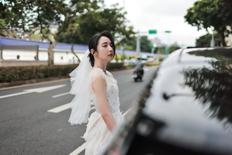 李沐在拍婚紗前發現有緊急工作事務，只好中途下車。寬想國際娛樂提供