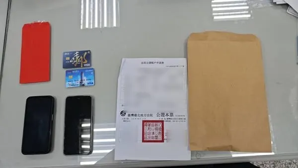 警方巡邏時發現有人在路邊交換牛皮紙袋及紅包袋，正是「假檢警」車手面交模式，順利逮捕車手。民眾提供