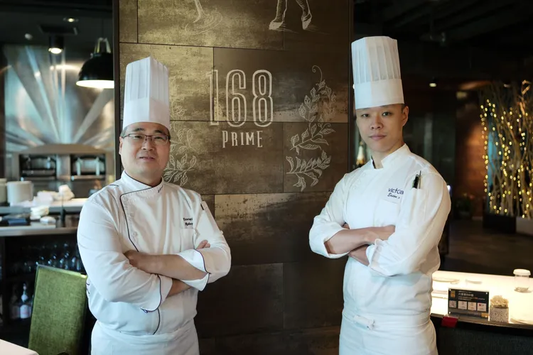 西餐總主廚簡郁峯（Robert Chien）及牛排館主廚林祥凱（Eason Lin）。業者提供