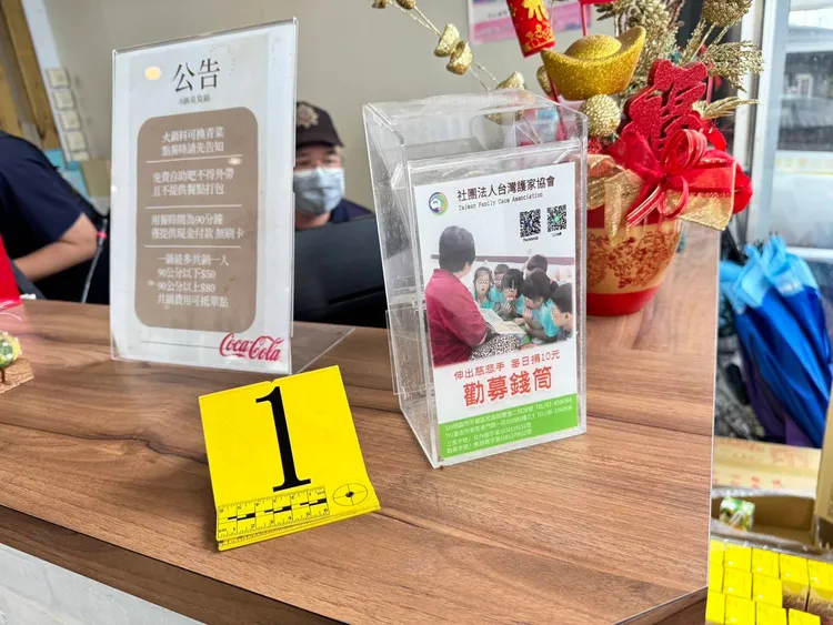 蘇男找不到其他財物，連櫃台上愛心箱內400多元零錢都拿。翻攝照片