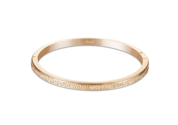 伯爵Possession系列18K玫瑰金宮廷式雕刻飾紋手鐲。品牌提供