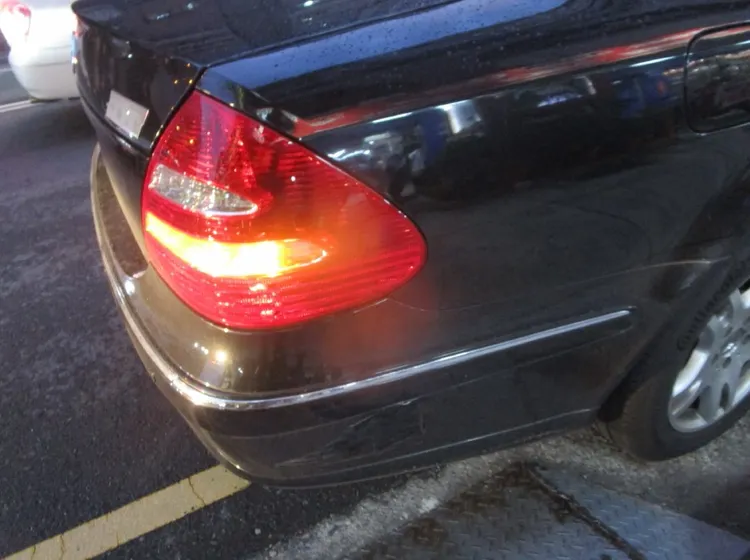 遭熊貓外送車碰撞的自小客車。民眾提供