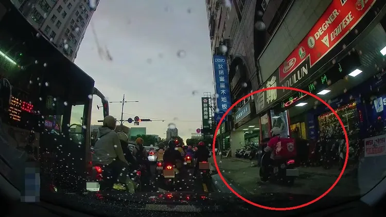 外送員碰撞自小客車後，違規行駛人行道逕自離去。民眾提供