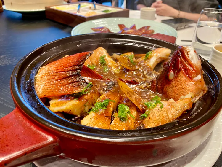 隱藏版菜色「生焗七星斑」，以馬爾地夫產的1斤重七星斑入菜。莊偉祺攝