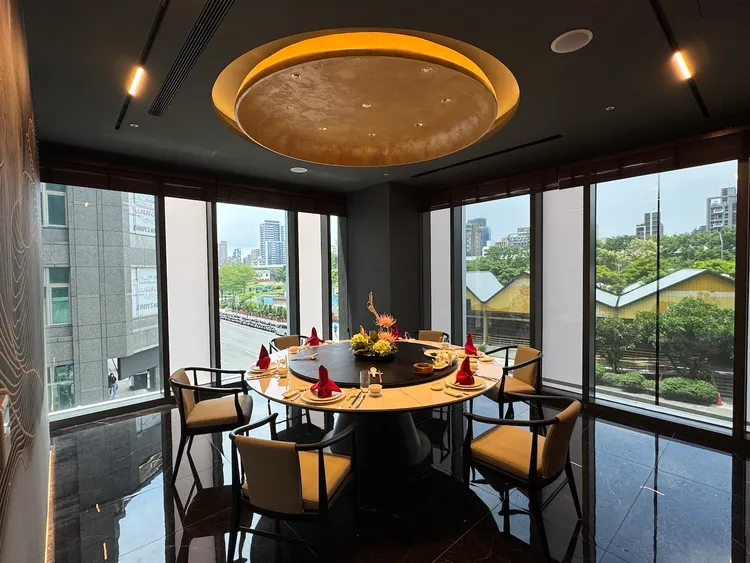 2樓包廂擁有北市少見可看華山大草原的景觀。屾淼苑提供