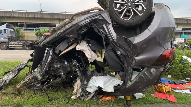 小客車幾乎全毀。翻攝畫面
