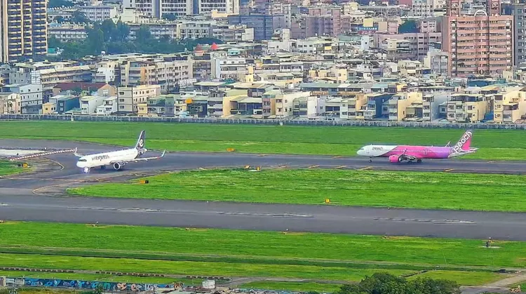 高雄機場已恢復航班交通。圖取自丹丹的飛機窩小港機場直播影像