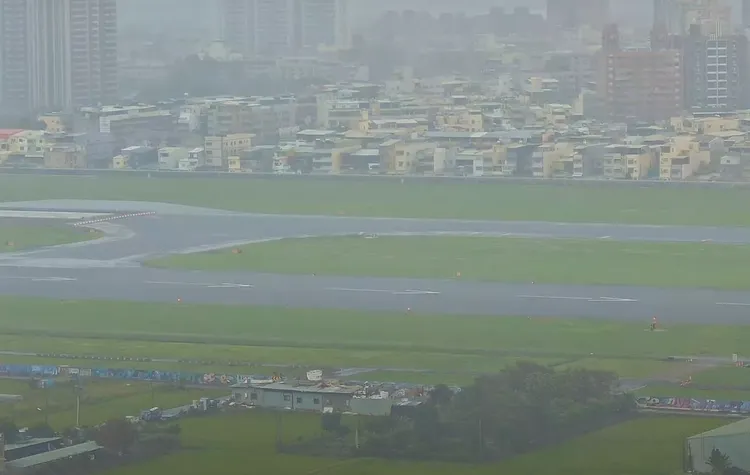高雄機場因雷雨交加，地面作業暫停。圖取自丹丹的飛機窩小港機場直播影像