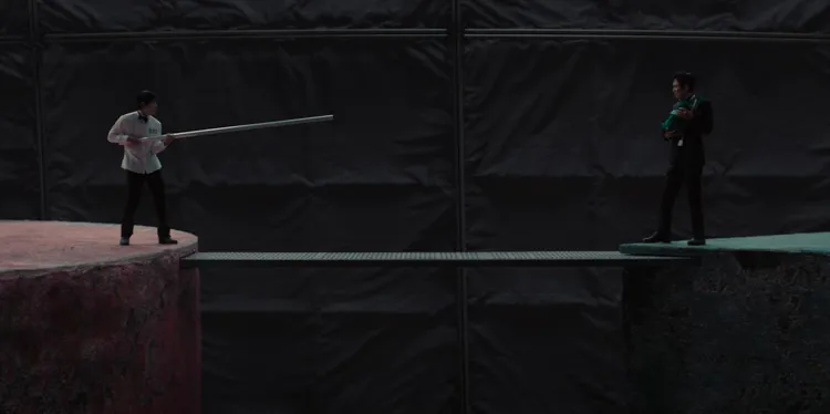 任時完（左）《魷魚遊戲3》與李政宰對決，坦言很悲傷。翻攝Netflix