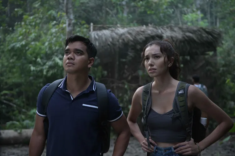 阿利夫薩塔爾（左）、阿美莉婭亨德森（右）出演《禁咒島》。車庫娛樂提供