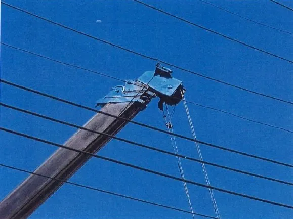 吊臂碰觸電線。楊梅警分局提供