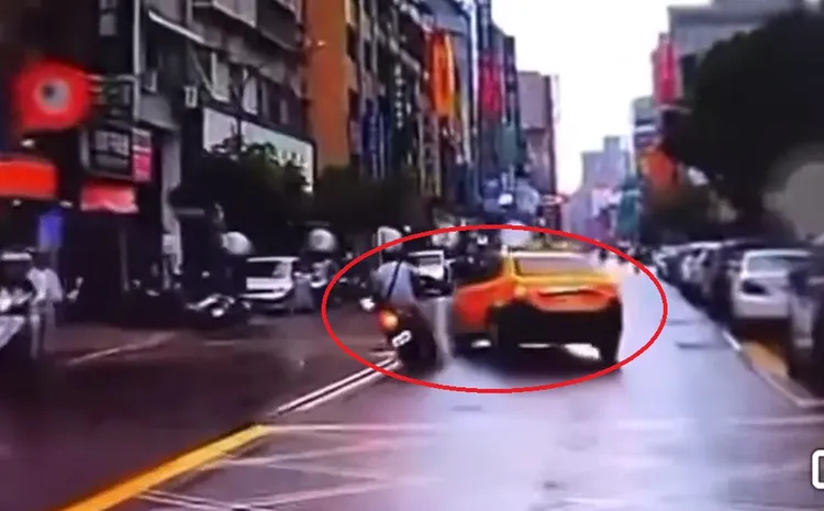 騎士見狀煞車後滑倒。翻攝畫面