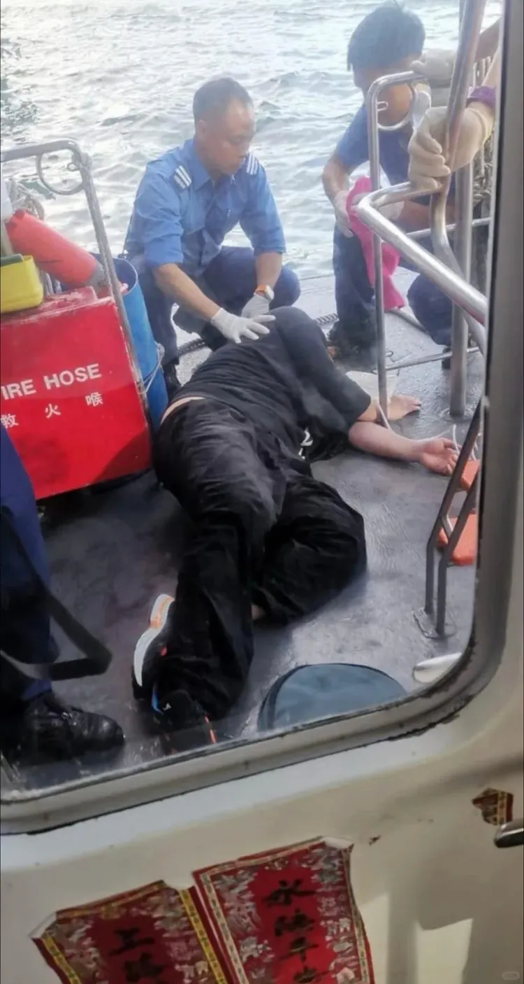 姜濤癱軟躺在船上。翻攝好想睡覺啊小紅書