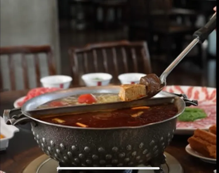 滑嫩鴨血是不少麻辣鍋店的招牌。翻攝自鼎王麻辣鍋官方臉書