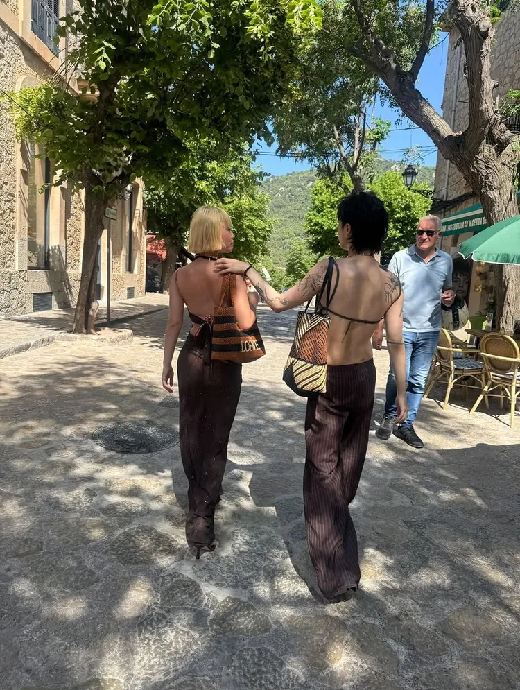 庾恩利和模特兒朋友打扮有默契。翻攝_ppprincesss IG