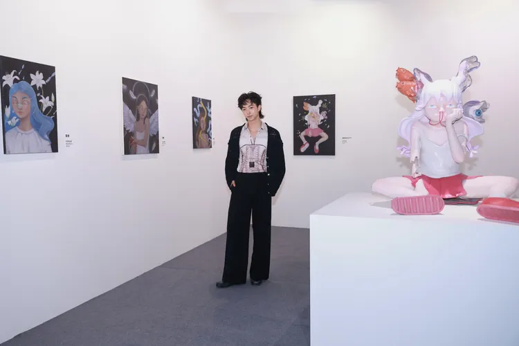 庾恩利上月在北京展出高中時期的創作。翻攝庾恩利工作室微博