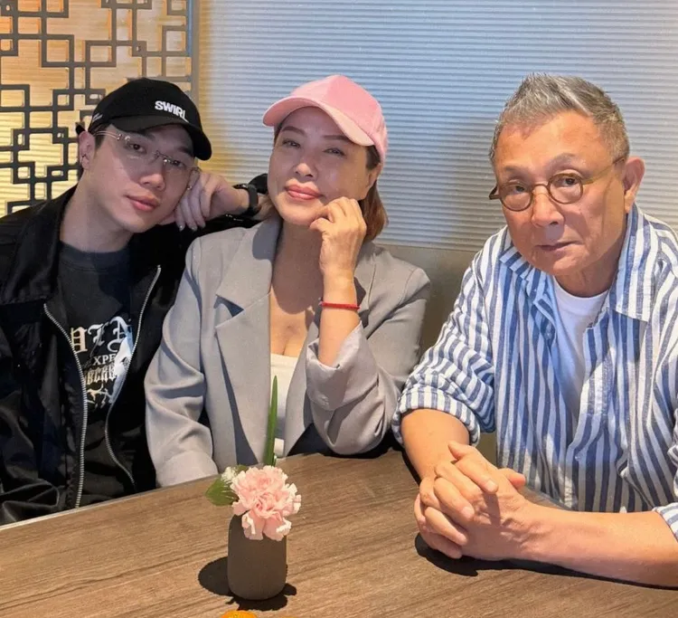 ØZI的高顏值遺傳來自爸媽。翻攝ØZIIG限動