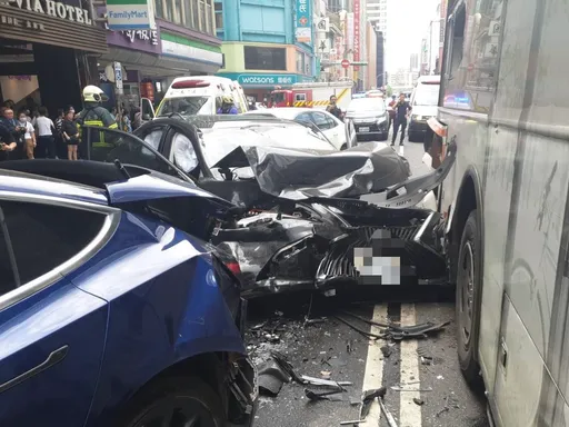 北市78歲翁無照闖紅燈暴衝釀8傷 遭撞特斯拉車主提告了