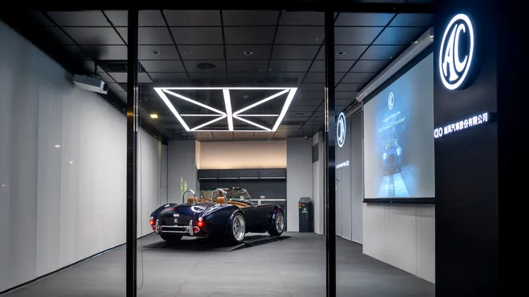 Cobra GT Roadster 車身與座艙全面升級，21 吋大尺寸胎圈、低重心設計與重新分配的車重，強化操控靈活度。業者提供