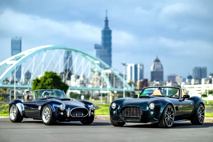 新世代 AC Cobra GT 提供 Roadster 與 Coupe 兩款車型，外觀承襲 1960 年代經典跑車線條，並全面導入現代科技與輕量化工藝。業者提供