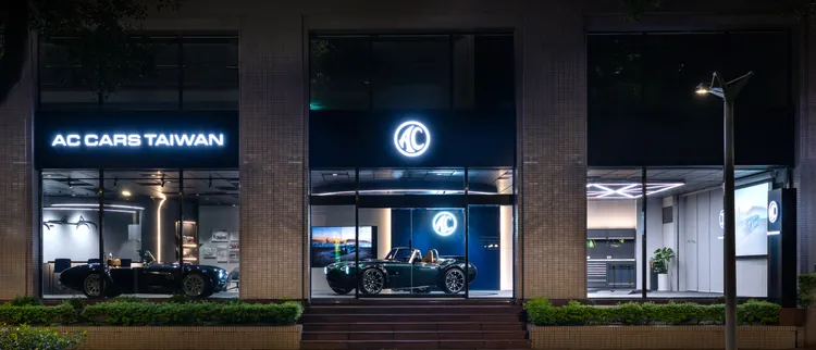 坐落於敦南林蔭大道的 AC Cars Taiwan 旗艦展示中心，以代表性的 AC Blue 搭配沉穩黑色系為主視覺，融合大量弧形線條，呼應 AC 車款的流暢輪廓與賽道血統。業者提供