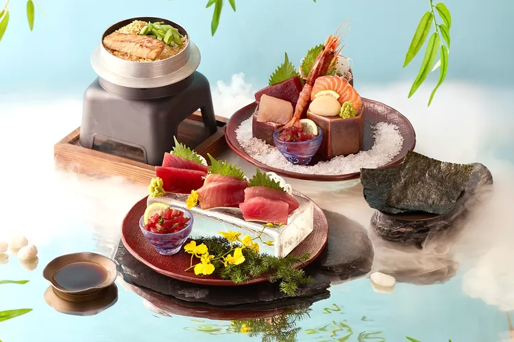 6月時序入夏，正是品嚐鮪魚的季節，「藝奇 日本料理」推出極鮮鮪魚大盛（前）、時旬鮪魚釜飯（左後）和季節刺身盛宴（右後），喚醒饕客味蕾。王品集團提供