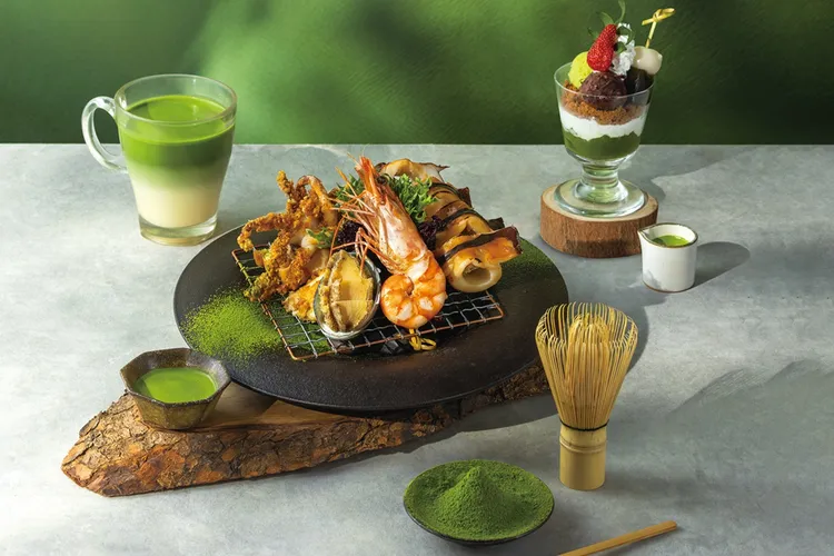 「藝奇 日本料理」與日本宇治抹茶專門店「一〇八抹茶茶廊」聯名打造三款佳餚。一〇八抹茶海鮮盛合（前）、一〇八宇治抹茶巴菲（右後）和一〇八宇治抹茶豆乳（左後）。王品集團提供