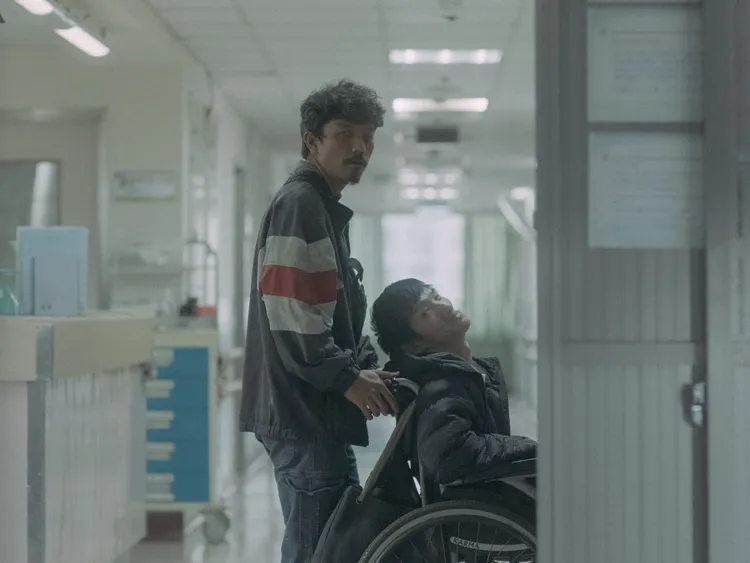 泰國非法移工悟姆照顧腦性麻痺患者阿輝。牽猴子提供