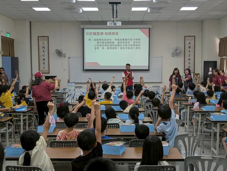 新北市消防局政風室輔以播放防詐影片，讓學童了解遇到詐騙時，應冷靜沉著應對。翻攝畫面
