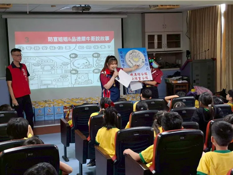 新北市消防局防宣姐姐趁著放暑假前進入校園做宣導，透過有趣繪本教小朋友們防災、品德與防詐。翻攝畫面