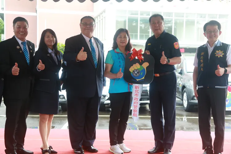 新北市政府警察局林副局長頒發感謝狀由主任廖惠齡代表領取。警局提供