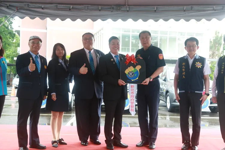 新北市政府警察局林副局長頒發感謝狀由甄啓剛總會長代表領取，場面溫馨隆重，展現警民攜手合作之力量。警局提供
